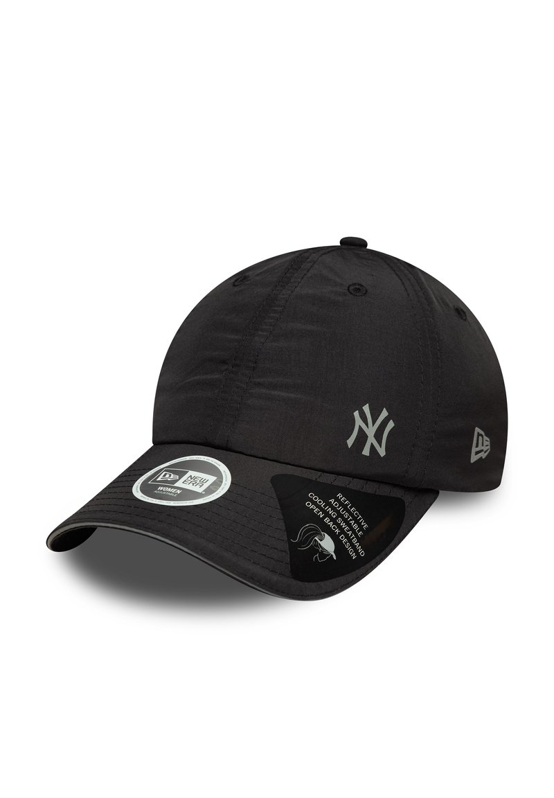 Fekete, állítható sapka New York Yankees logóval, fényvisszaverő részletekkel és lélegző, nyitott hát kialakítással. Puha anyag, ívelt karimával.
