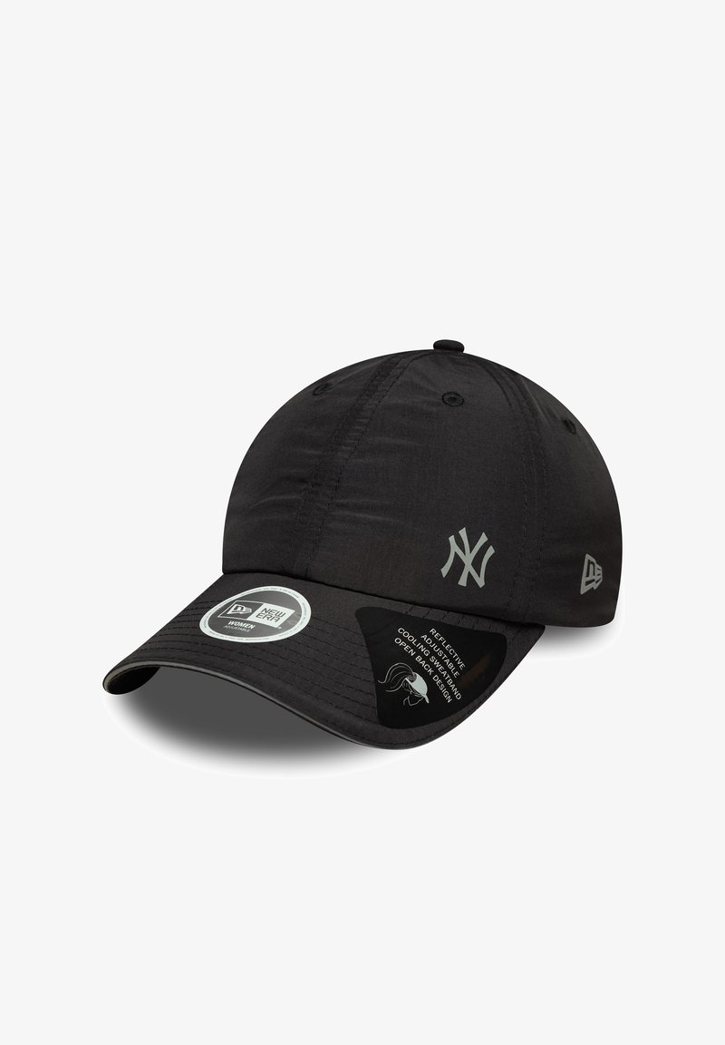 Fekete, állítható sapka New York Yankees logóval, fényvisszaverő részletekkel és lélegző, nyitott hát kialakítással. Puha anyag, ívelt karimával.
