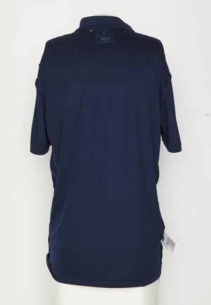 Námornícka modrá polo košeľa s golierom, krátkymi rukávmi a etiketou na zadnej strane. Vyrobená z hladkej, priedušnej tkaniny s voľným strihom.