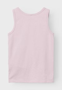 Šviesiai rožinė be rankovių marškinėliai, pagaminti iš minkštos medvilnės. Turi apvalų iškirpimą ir tiesų kirpimą, su lygiu paviršiumi ir siuvinėtomis briaunomis.