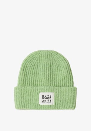 Berretto a maglia a coste di colore verde chiaro con risvolto. Presenta un'etichetta con la scritta "MOVE BEYOND LIMITS" sul davanti. Texture morbida.