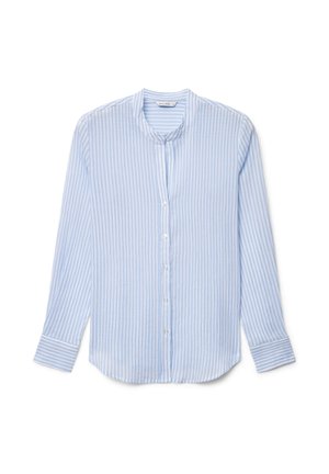 Chemise à manches longues rayée verticalement bleu clair et blanc, avec un col officier et des boutons blancs sur le devant.