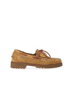 Mocassin en daim marron avec lacet en cuir et détails cousus, doté d'une semelle en caoutchouc robuste et d'une petite étiquette de marque sur le côté.