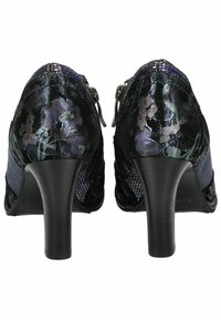 Scarpe nere con tacco alto e motivo floreale, dotate di una superficie brillante e testurizzata e di una chiusura zip sul retro. Design del tacco curvo.