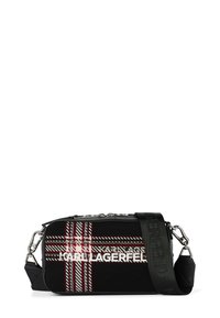 Borsa a spalla in tessuto nero con una forma rettangolare strutturata. Presenta un motivo a quadri rosso e bianco, finiture in argento e una stampa con logo.