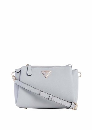 Sac bandoulière Guess gris clair avec sangle ajustable, fermeture éclair, plaque logo dorée et finition en cuir texturé.