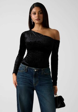 - Bluzka z długim rękawem