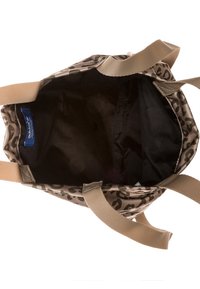 Taška s leopardím potiskem a béžovými uchy, zobrazená otevřená, odhalující prostorný černý interiér a modrou nálepku Adidas uvnitř.