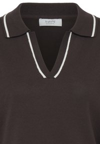 Polo en maille côtelée marron foncé avec un col en V et des rayures blanches sur les bords du col et de l'encolure.