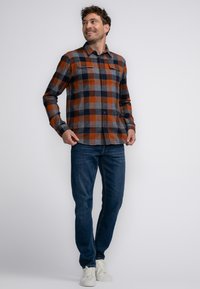 Petrol Industries Camisa - dark caramel