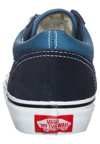 Sinine ja tumesinine sametkenk valge õmblusega, kummitald ja punane Vans logo kontsapooles. Klassikaline nööpidega disain, lame struktuur.