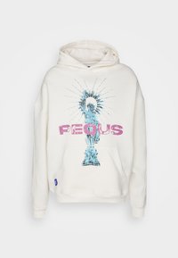 Sudadera color crema con un gran gráfico azul de una estatua y un diseño de explosión de estrellas, con la palabra "PEQU" en rosa en la parte frontal.