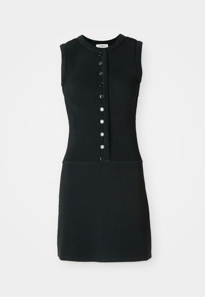 Rochie fără mâneci, din tricot negru cu nervuri, cu gât rotund, având o deschidere cu nasturi în față formată din șase nasturi negri și o siluetă ajustată.