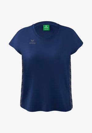 Marineblauwe sportshirt met korte mouwen en ronde halslijn. Heeft een gladde textuur en lichtbruine accenten aan de zijkanten. Logo aan de voorkant.