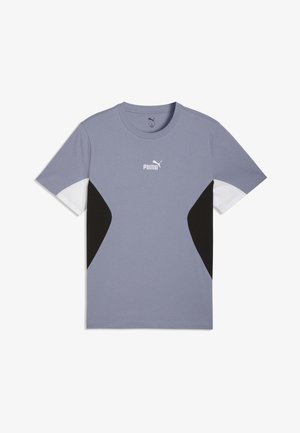 Rövid ujjú Puma póló világos lila színben, fekete oldalsó betétekkel, fehér ujjkivágásokkal és a Puma logóval a mellkas közepén.