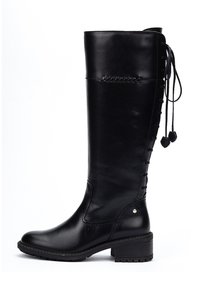 Bota de cuero negro hasta la rodilla con un acabado liso, detalles de cordones en la parte trasera y un tacón ligeramente texturizado para un mejor agarre.