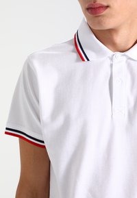 Urban Classics Polokošeľa - white/navy/firered