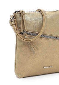 Borsa a mano in pelle metallizzata oro con finitura testurizzata, dotata di chiusura con zip, manico circolare e un piccolo logo in evidenza.
