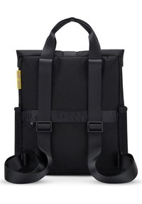 Rucsac negru cu bretele ajustabile, buzunare laterale din plasă și un mâner superior. Fabricat dintr-un material durabil, cu un design minimal și o marcă discretă.