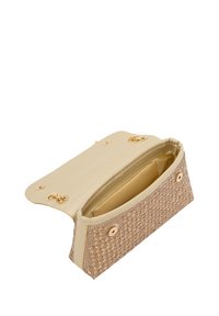Portafoglio in pelle beige con texture intrecciata in oro e marrone. Presenta chiusure a pulsante, un interno spazioso e accenti metallici.