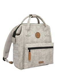 Grau, strukturierten Rucksack mit doppelt geformten Griffen, verstellbarem Schultergurt und einer vorderen Reißverschlusstasche. Mit einem Logopatch und elastischen Riemen.