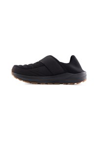 Scarpe nere slip-on con tomaia imbottita, dettagli in mesh testurizzati e suola in gomma. Presentano un design a fasce incrociate per una vestibilità sicura.