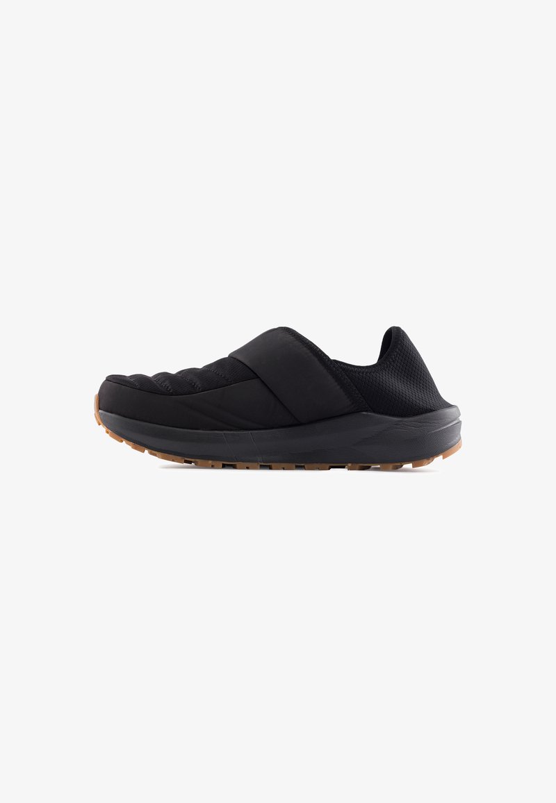 Schwarze Slipper mit gepolstertem Obermaterial, strukturierten Mesh-Akzenten und Gummisohle. Verfügt über ein Kreuzriemendesign für einen sicheren Halt.