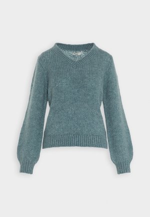 Pull en tricot bleu doux avec de longues manches ballon et un col en V sur un fond uni.