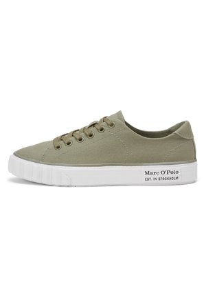 Lichtgroene lage canvas sneaker met witte rubberen zool en veters, met de tekst "Marc O’Polo Est. in Stockholm" op de zool.