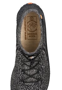 Czarna i szara dziana cholewka buta z czarną gumową podeszwą. Do cech należy zapięcie na sznurówki, teksturowany materiał oraz widoczna wkładka z wełny merino.