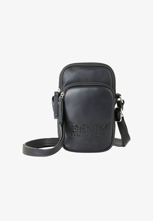 Borsa a tracolla in pelle nera con superficie testurizzata, dotata di logo in rilievo "DENIM TOM TAILOR", tracolla regolabile e scomparti con cerniera.