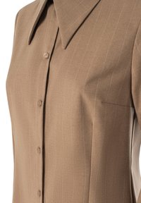 Camicia marrone con bottoni, dotata di un ampio colletto, caratterizzata da un sottile motivo a righe, vestibilità su misura e tasca laterale.