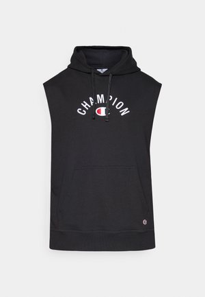 Haut sans manches noir avec poche avant, arborant le logo "CHAMPION" en texte blanc. Fabriqué en tissu doux avec une capuche à cordon ajustable.