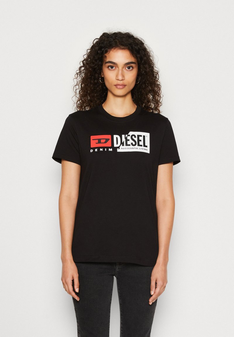 T-shirt en coton noir avec un graphisme sur le devant en rouge et blanc avec le texte "DIESEL DENIM" et "SUCCESSFUL LIVING". Manches courtes, col rond.