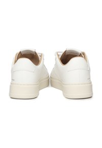 Sneakers bianchi in pelle con una texture liscia, retro arrotondato, accenti beige sul colletto e una suola spessa color crema.