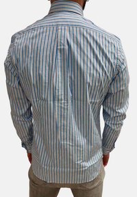 Camicia a righe blu e bianche, con bottoni, maniche lunghe, colletto classico e pieghe sul retro, realizzata in un leggero tessuto misto cotone.