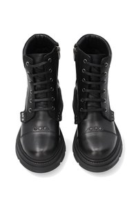Černé kožené kotníkové boty se šněrováním a bočními zipy, se zaoblenými špičkami a dekorativními nýty na stranách. Hladký povrch, robustní podrážky.