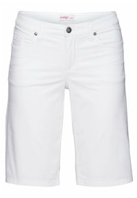 Bermudas de mezclilla blancas hasta la rodilla con bolsillos frontales, trabillas y cierre de botón metálico.