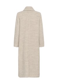 Long manteau beige en tissu texturé, avec un col cranté et des manches longues. Le design est simple avec une silhouette droite et sans fermetures visibles.