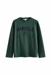Langärmliges grünes Baumwoll-T-Shirt mit "MARSEILLE" in dunkelblauer Stickerei, Rundhals, und lockerer Passform ohne sichtbare Muster.