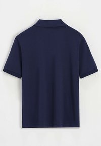 Polo-shirt bleu marine à manches courtes avec col, montré de dos sur un fond blanc.