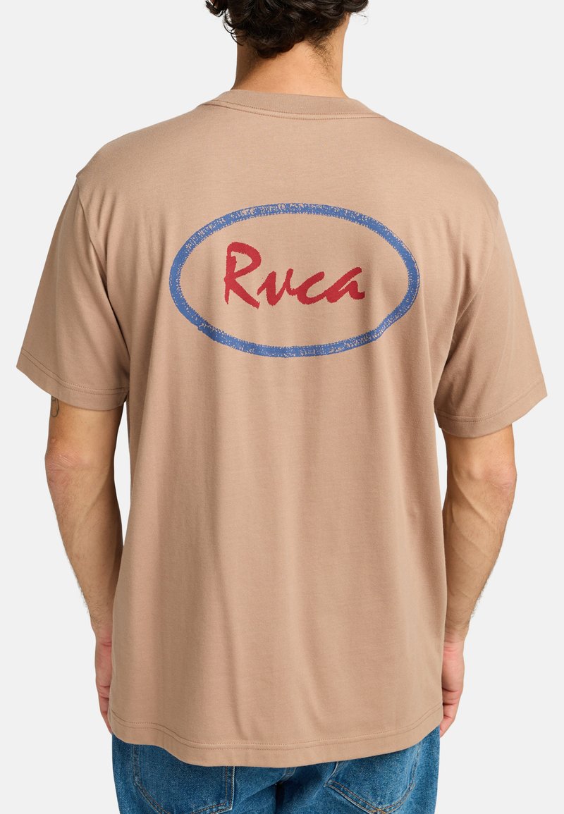 Hnědé tričko s krátkým rukávem vyrobené z bavlny, s modrým oválným designem a nápisem "Ruca" červenou skriptem na zádech.