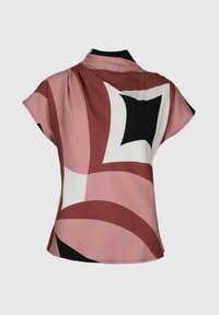 Blouse à manches courtes aux motifs géométriques en rose, bordeaux, noir et blanc. Elle présente un col montant et un tissu léger à la texture lisse.