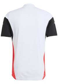 Camiseta atlética de manga corta con un cuerpo blanco, mangas negras y detalles rojos a los lados. Fabricada en un tejido suave y ligero.