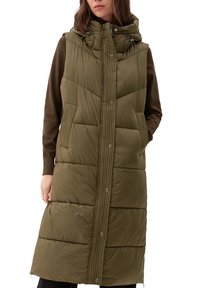 Olijf groene gewatteerde vest met hoge kraag, drukknoopsluiting, zijzakken en verticale quilted details. Lange lengte en een gladde textuur.