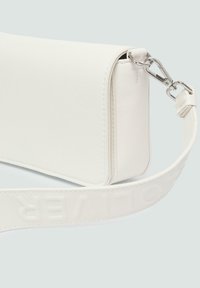 Witte leren schoudertas met een gestructureerde afwerking, voorzien van een zilveren clip en een vlakke, geperste schouderband. Rechthoekige vorm, minimalistisch ontwerp.