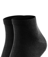 Schwarze Knöchelsocken mit einem gerippten Bündchen. Hergestellt aus einem glatten, elastischen Material. Verfügt über eine nahtlose Sockenspitze für Komfort und einen engen Sitz.