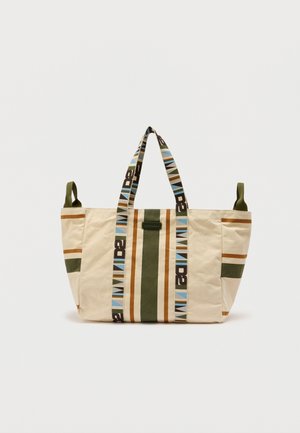 Bolsa tote beige con rayas verticales en verde, marrón y azul, asas con estampado, con lazos laterales y forma rectangular.