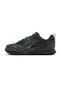 Baskets de sport noires avec panneaux en mesh, superpositions synthétiques, design à lacets et languette au talon, vues de côté sur fond blanc.