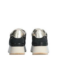 Sneaker nere in suede con accenti metallici argento, suola bianca spessa e dettaglio a motivo catena sul tallone. Tessuto testurizzato sul retro.